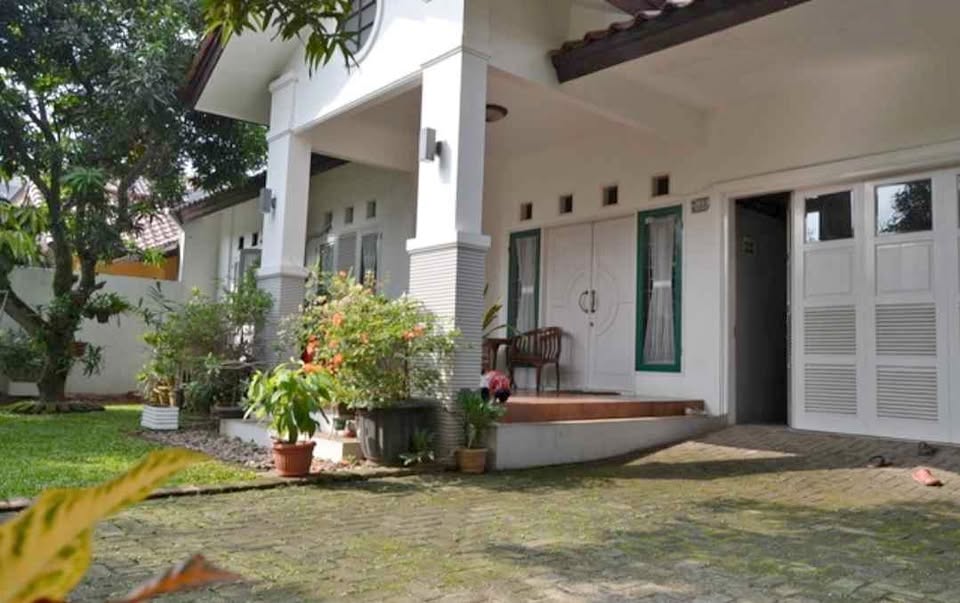 Spacious 4-Bedroom House for Sale in Jagakarsa, South Jakarta with Garden and Garage