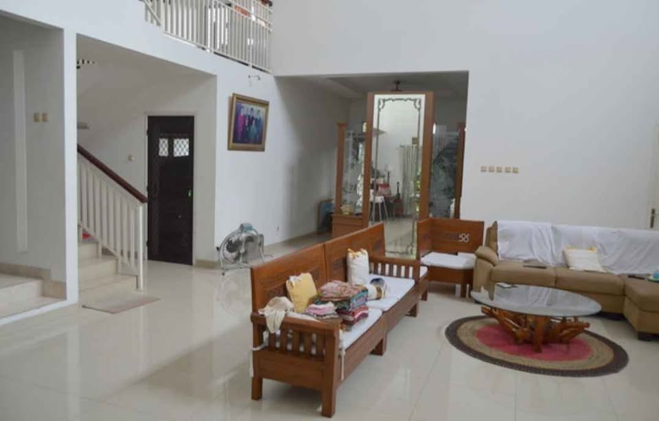 Spacious 4-Bedroom House for Sale in Jagakarsa, South Jakarta with Garden and Garage 3
