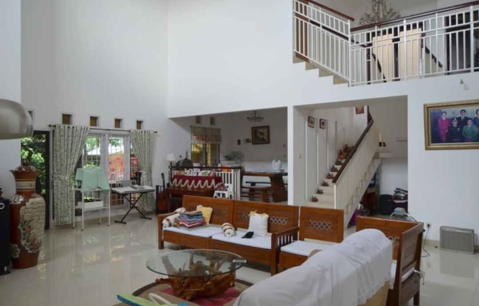 Spacious 4-Bedroom House for Sale in Jagakarsa, South Jakarta with Garden and Garage 5