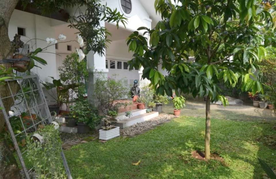 Spacious 4-Bedroom House for Sale in Jagakarsa, South Jakarta with Garden and Garage 8