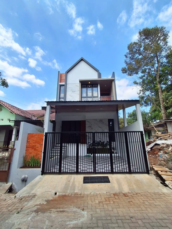 House for Sale in Mangunsari, Semarang with Carport and Garage