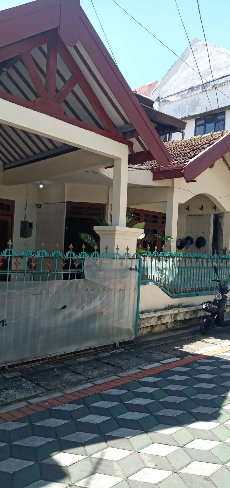Spacious 4-Bedroom House for Sale in Medokan Semampir, Surabaya with Full Facilities 2