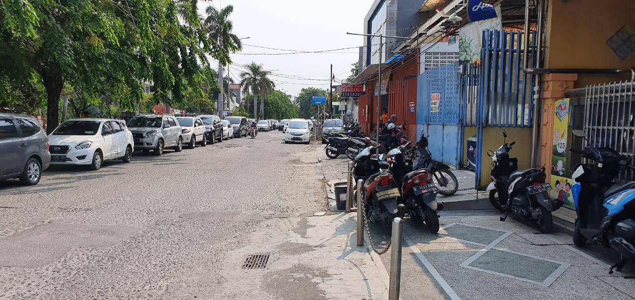 Spacious Semi-Furnished Shophouse for Sale in Cengkareng Barat, Jakarta Barat 4