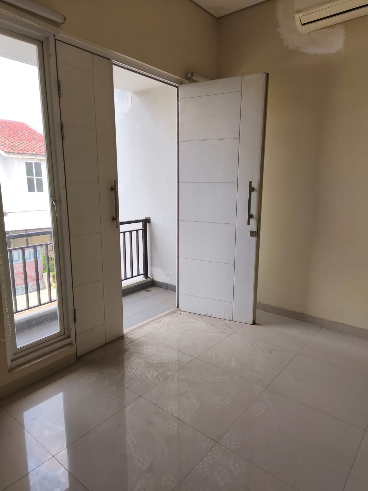 House Alam Sutera Tangerang Selatan for Sale Housing Area Safe Place Friendly Community 7