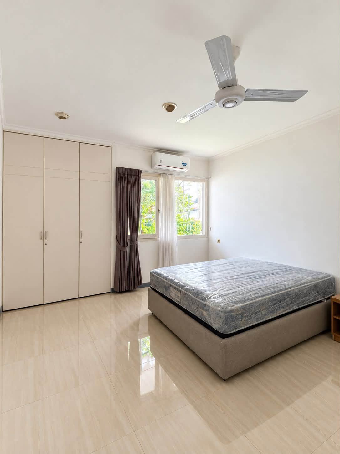 Spacious 4-Bedroom House for Rent in Kemang, South Jakarta with Swimming Pool 7