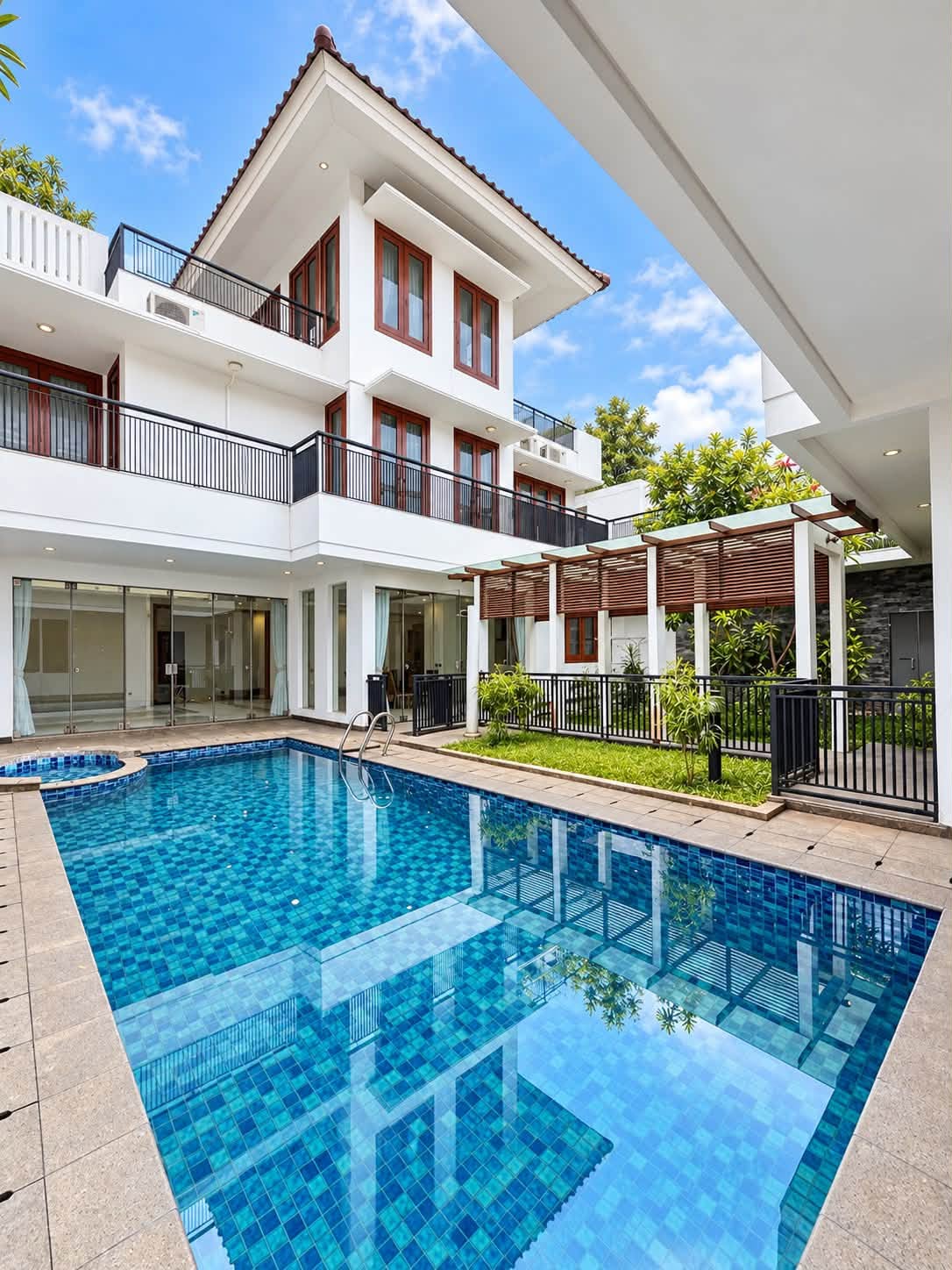 Spacious 5-Bedroom House for Rent near Pondok Indah Mall, Jakarta Selatan
