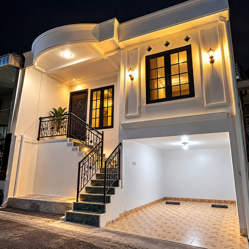 3-Bedroom House for Sale in Manyaran, Semarang Barat with Carport 2