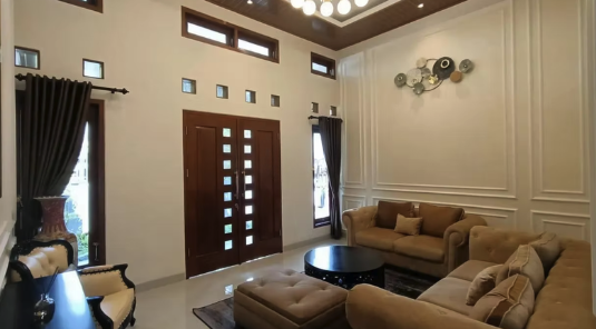 Rumah Mewah Private Pool Banjarsari Solo | SHM, Full Furnished, LT 352 m²