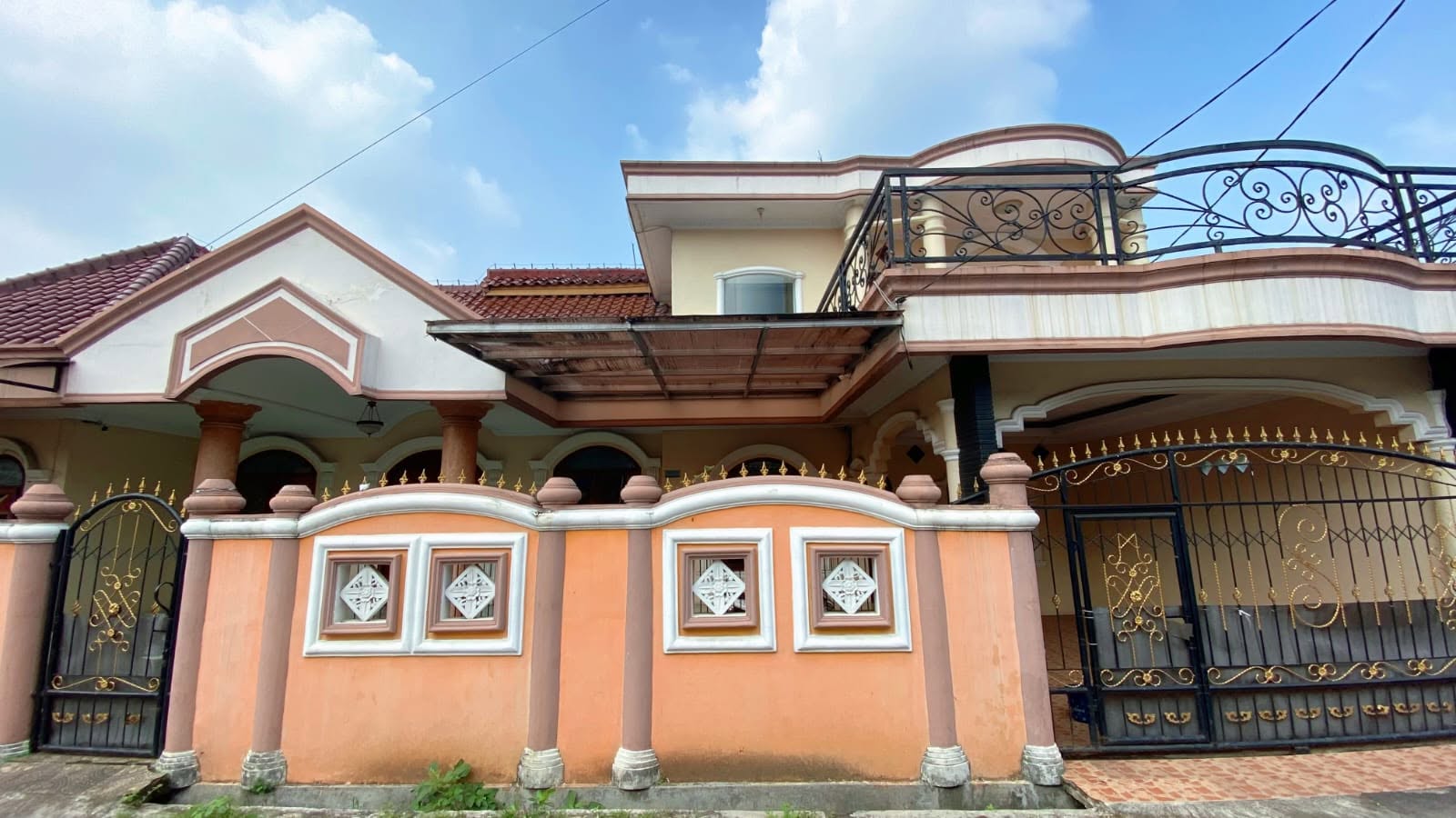 Spacious 4-Bedroom House for Sale in Mampang, Depok with SHM Title