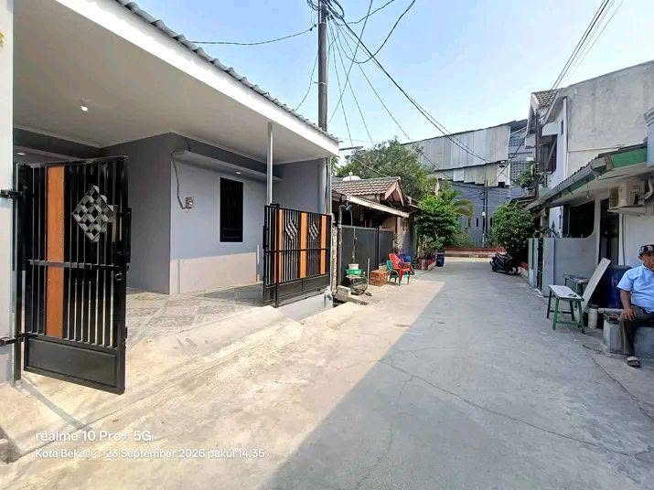 2-Bedroom House for Sale in Teluk Pucung, Bekasi with Carport 6