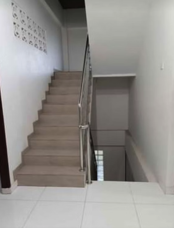 Jual Rumah 2,5 Lantai SHM di Grand Tasmara 8