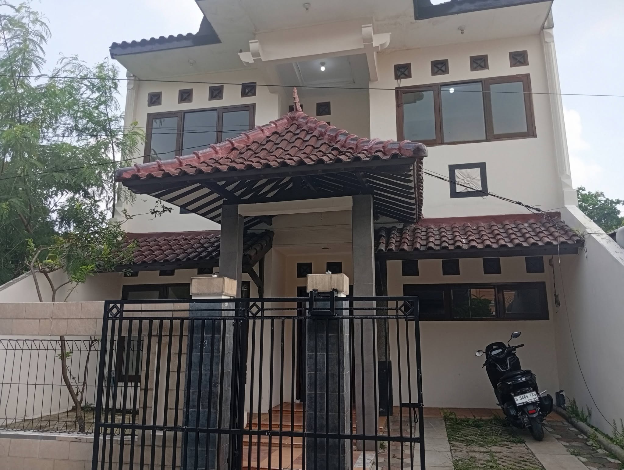 Spacious 5-Bedroom House for Sale in Pondok Ranggon Cipayung, East Jakarta 2