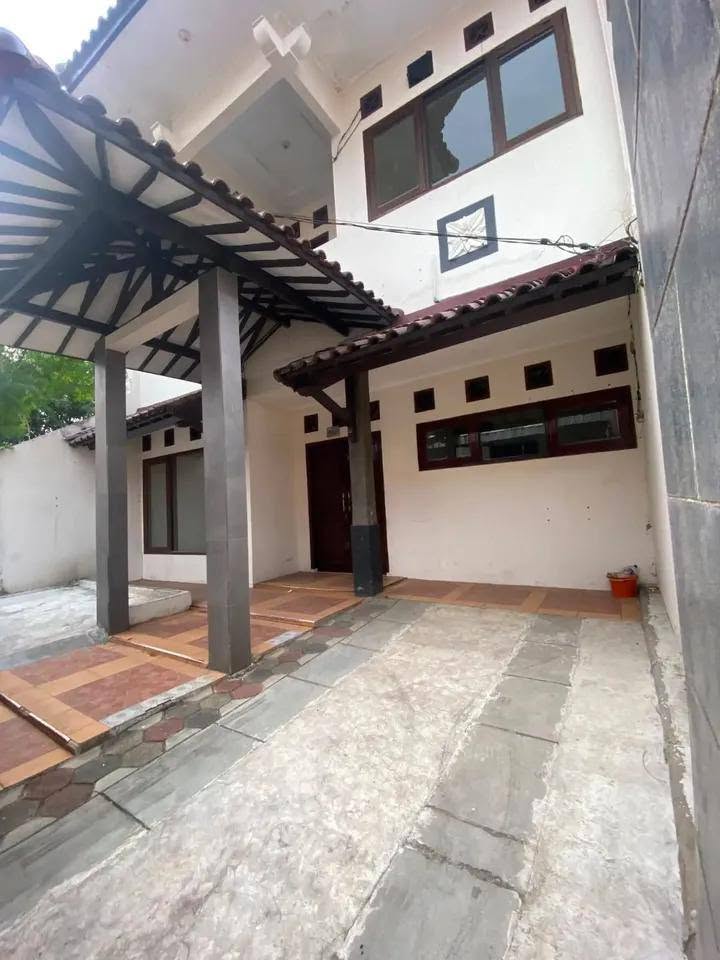 Spacious 5-Bedroom House for Sale in Pondok Ranggon Cipayung, East Jakarta 4