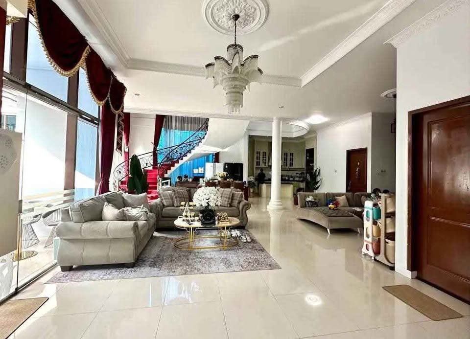 Spacious 6-Bedroom House for Sale on Jalan Gondang Raya, Semarang