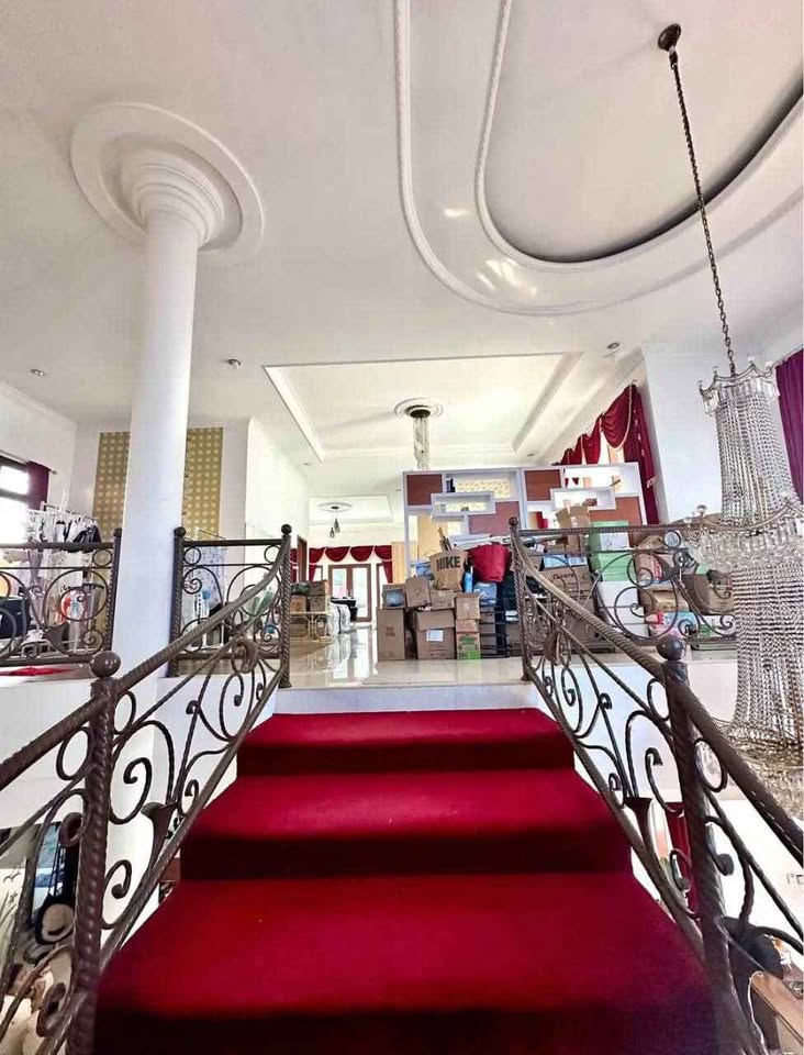 Spacious 6-Bedroom House for Sale on Jalan Gondang Raya, Semarang 6