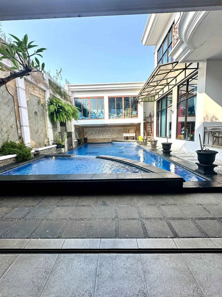 Spacious 6-Bedroom House for Sale on Jalan Gondang Raya, Semarang 7