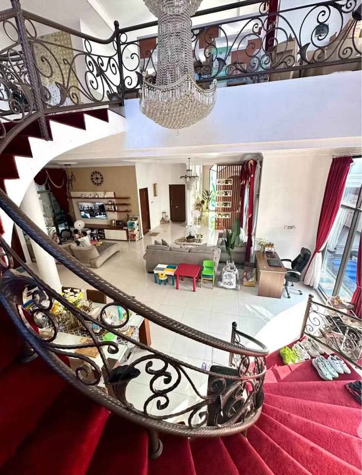 Spacious 6-Bedroom House for Sale on Jalan Gondang Raya, Semarang 8