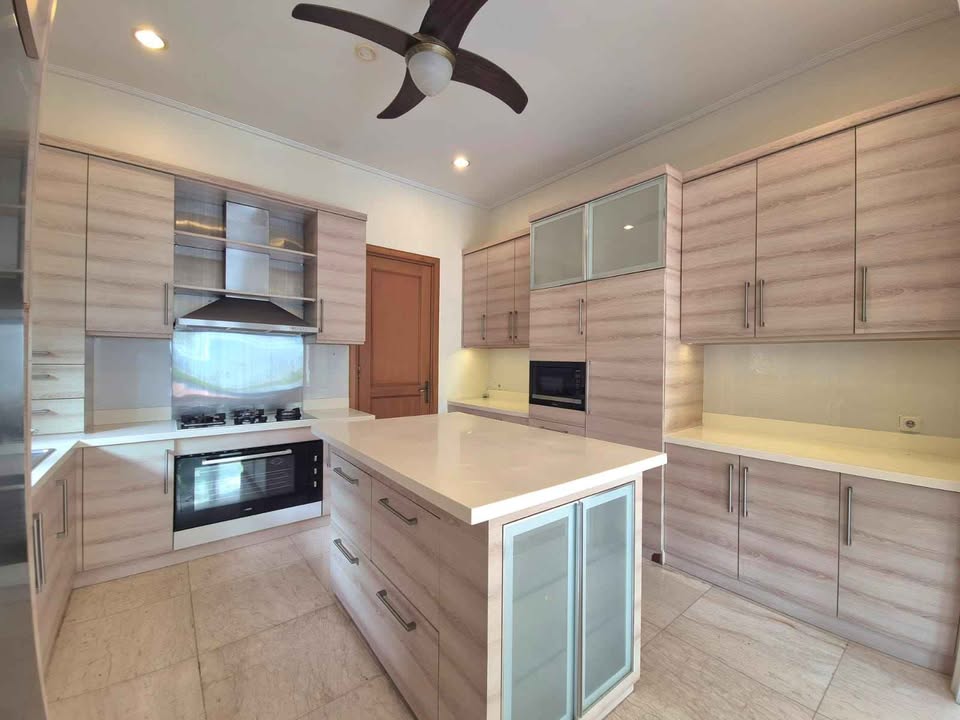 Spacious 5-Bedroom House for Sale near Pondok Indah Mall, Jakarta Selatan 3