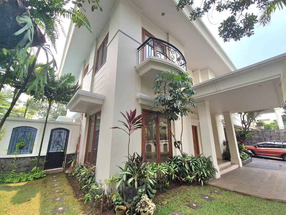 Spacious 5-Bedroom House for Sale near Pondok Indah Mall, Jakarta Selatan
