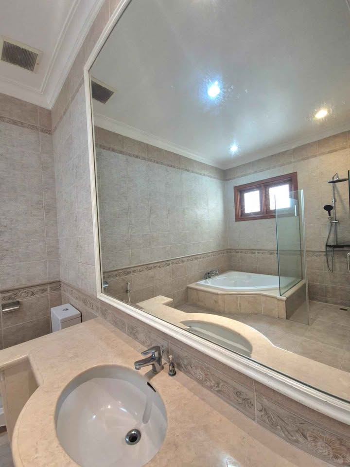 Spacious 5-Bedroom House for Sale near Pondok Indah Mall, Jakarta Selatan 5