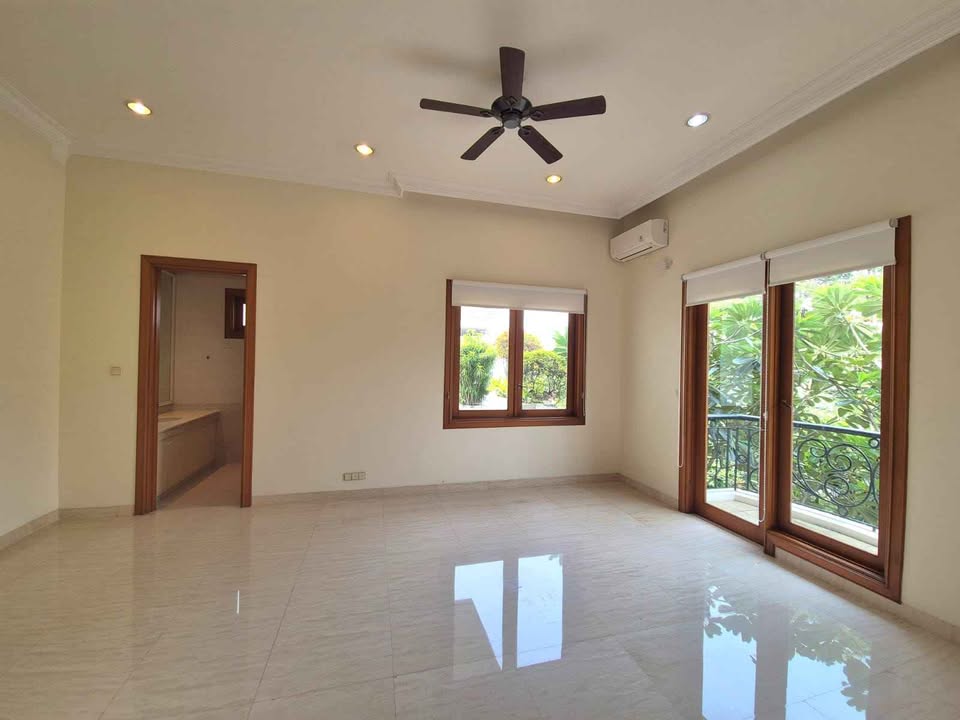 Spacious 5-Bedroom House for Sale near Pondok Indah Mall, Jakarta Selatan 7