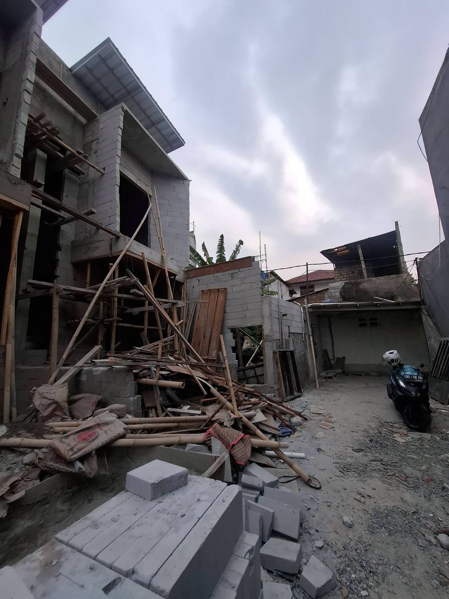 3-Bedroom House for Sale in Kramat Jati, East Jakarta with Carport and Garage 2