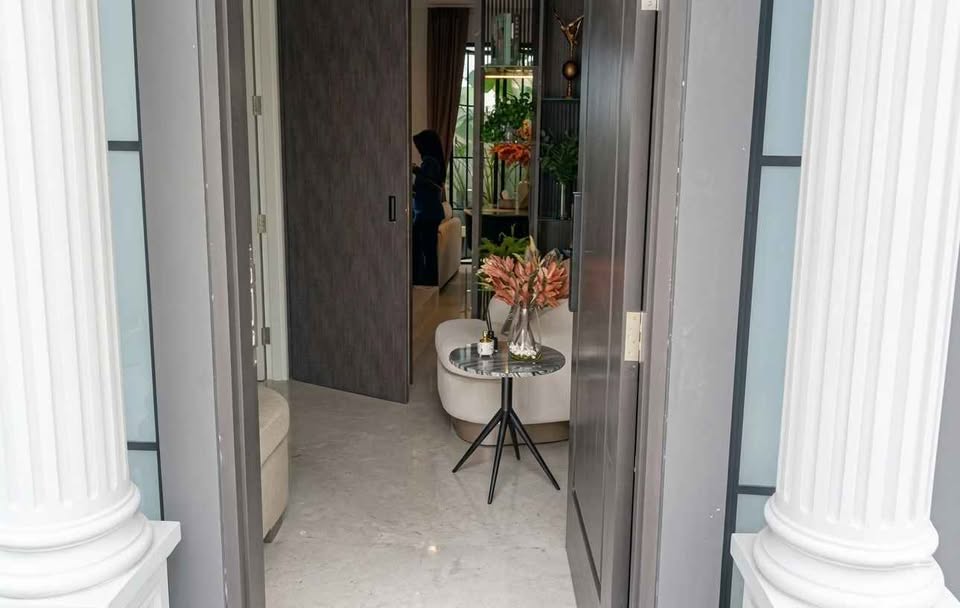 Spacious 5-Bedroom House for Sale in Jalan Citra Grand, Semarang 2
