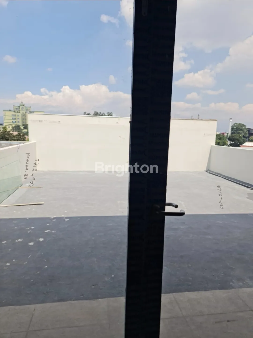 Spacious Shophouse for Yearly Rent on Jl. Kebon Kawung, Bandung with Meeting Room 6