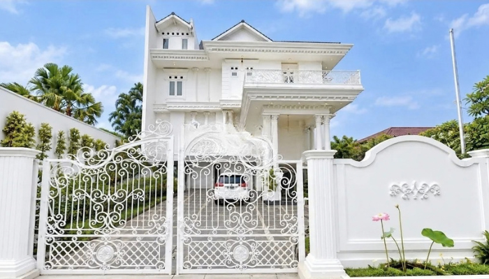 Spacious Fully Furnished 8-Bedroom House for Sale in Setra Duta Dago I, Bandung