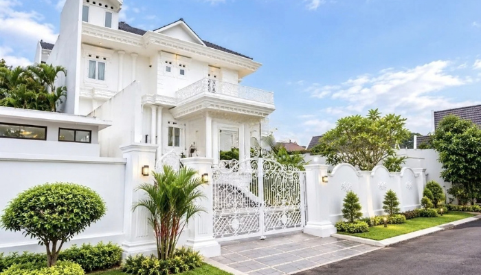 Spacious Fully Furnished 8-Bedroom House for Sale in Setra Duta Dago I, Bandung 2