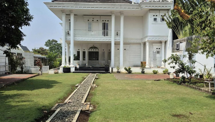 Spacious Fully Furnished 8-Bedroom House for Sale in Setra Duta Dago I, Bandung 6