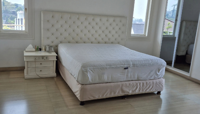 Spacious Fully Furnished 8-Bedroom House for Sale in Setra Duta Dago I, Bandung 7