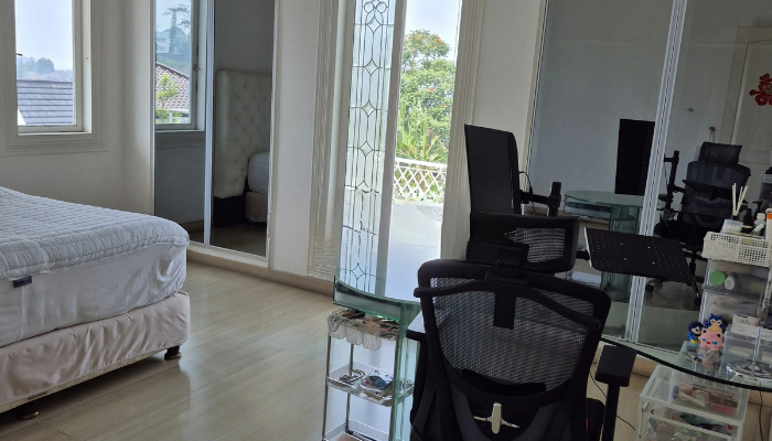Spacious Fully Furnished 8-Bedroom House for Sale in Setra Duta Dago I, Bandung 8