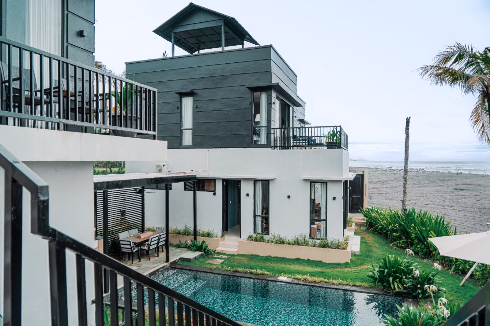 Absolute Beachfront Villa in Gianyar Bali | 3 Bedrooms, Fully Furnished | Yearly Rent IDR 15B