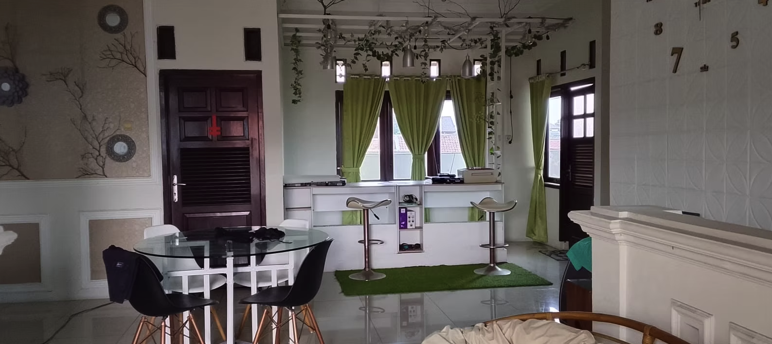 Rumah 2 Lantai Terawat Cirebon Kota | 4+1 KT, Garasi 2 Mobil, SHM | LT 200 m²