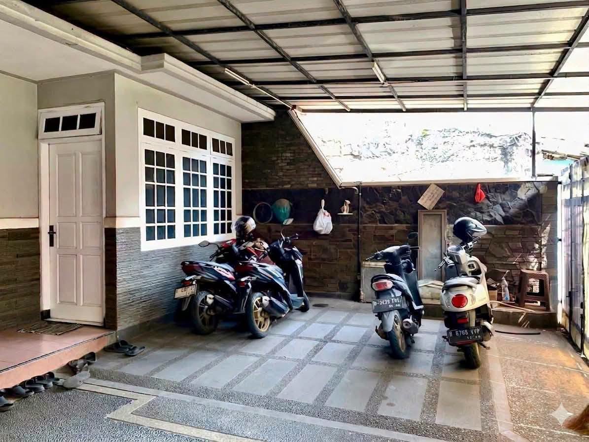 Spacious 7-Bedroom House for Sale in Kebon Jeruk, West Jakarta 5