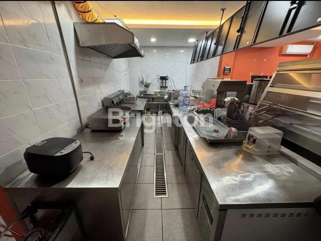 Spacious Shophouse for Yearly Rent on Jalan Gajah Mada, West Jakarta with Parking 4
