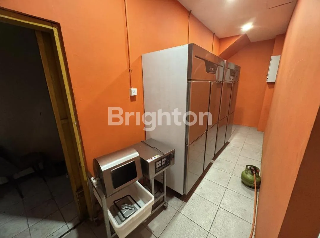Spacious Shophouse for Yearly Rent on Jalan Gajah Mada, West Jakarta with Parking 5