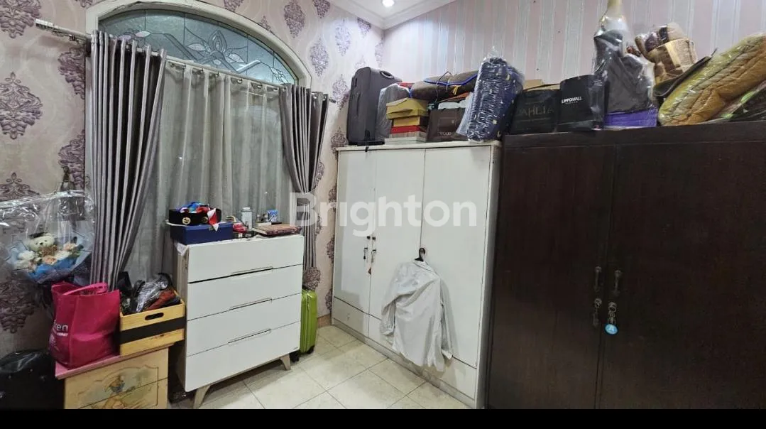 Spacious 6-Bedroom House for Sale in Cengkareng Timur with Terrace and Garage 5