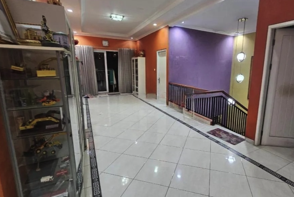 Spacious 6-Bedroom House for Sale in Cengkareng Timur with Terrace and Garage