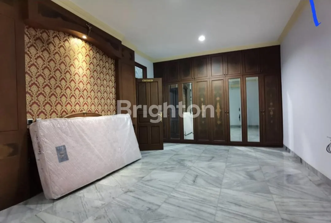 Spacious 4-Bedroom House for Sale in Meruya Utara, Jakarta Barat with Terrace and Garage 4