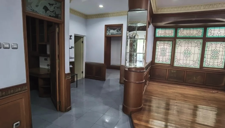 Spacious 4-Bedroom House for Sale in Meruya Utara, Jakarta Barat with Terrace and Garage
