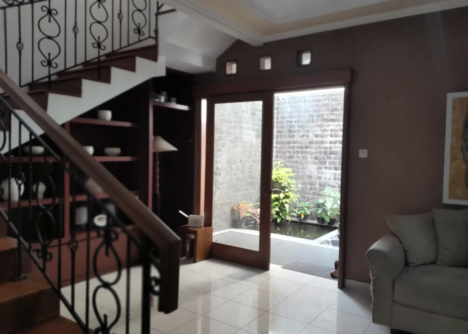 Rumah 2 Lantai Ujung Berung Indah Bandung Timur | 5+1 KT, SHM, Semi Furnished